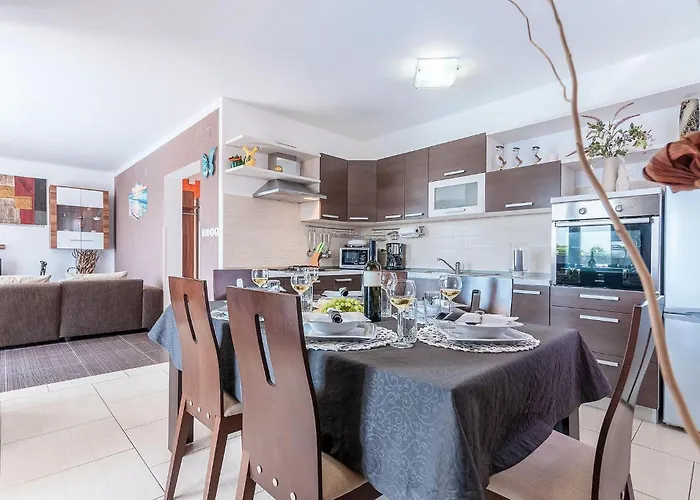 Holiday Three-Bedroom Home
