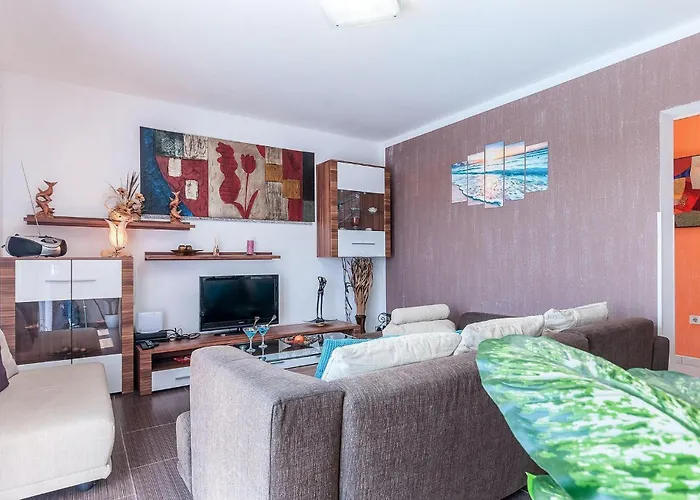 Holiday Three-Bedroom Home